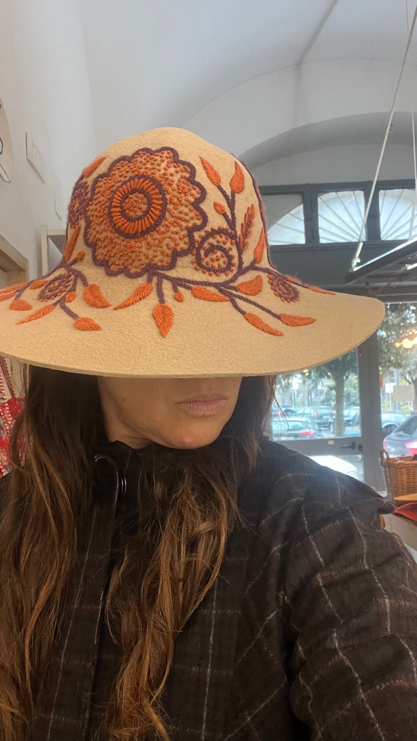 Maxi cappello di feltro ricamato a mano