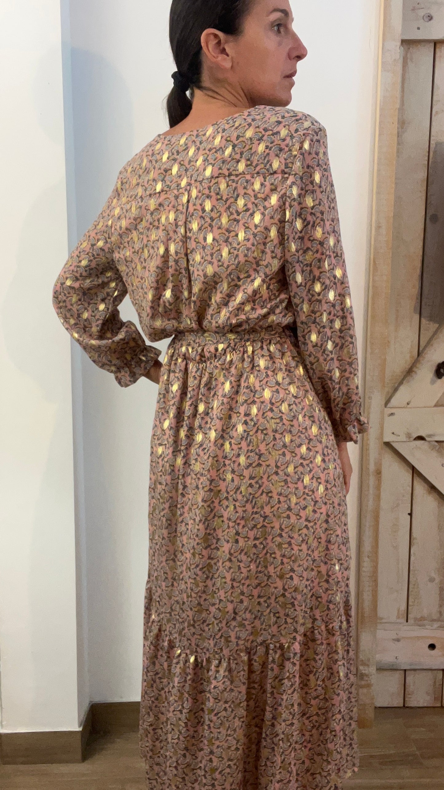 Abito lungo stampato con filo di lurex