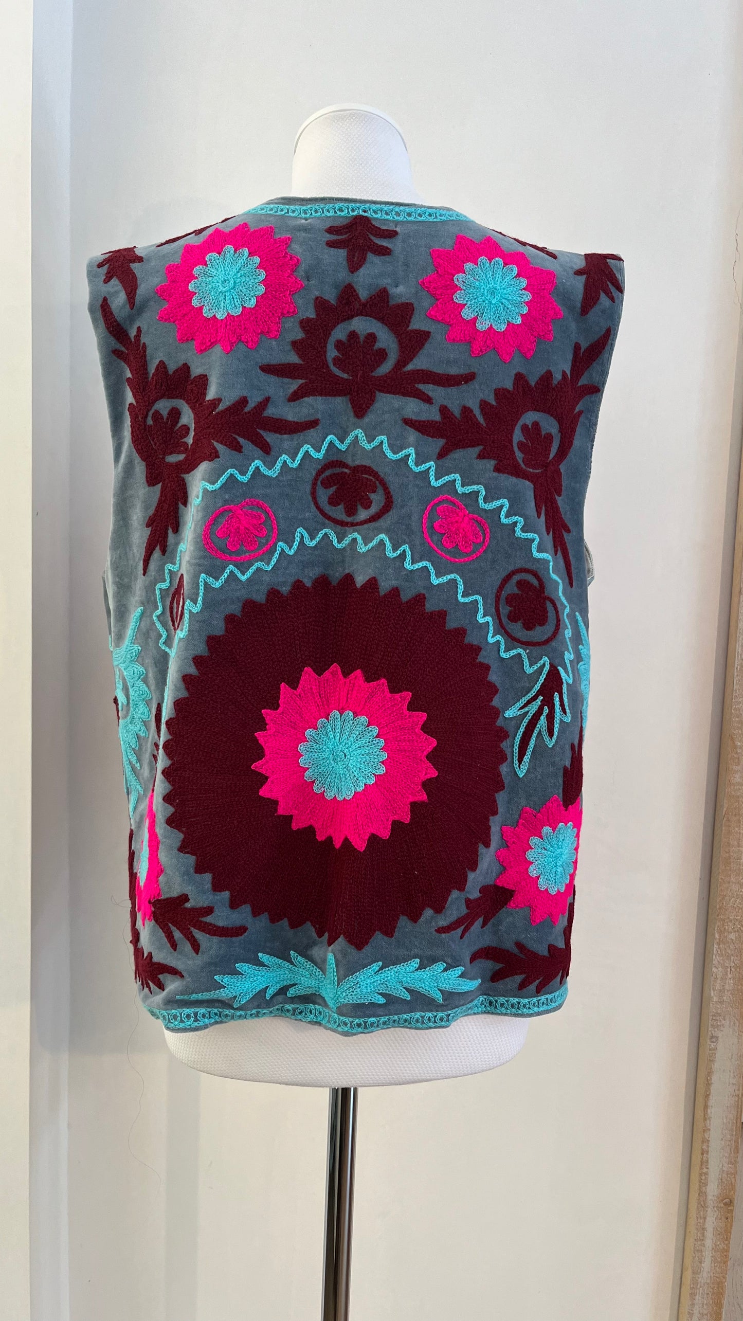 Gilet di velluto ricamato
