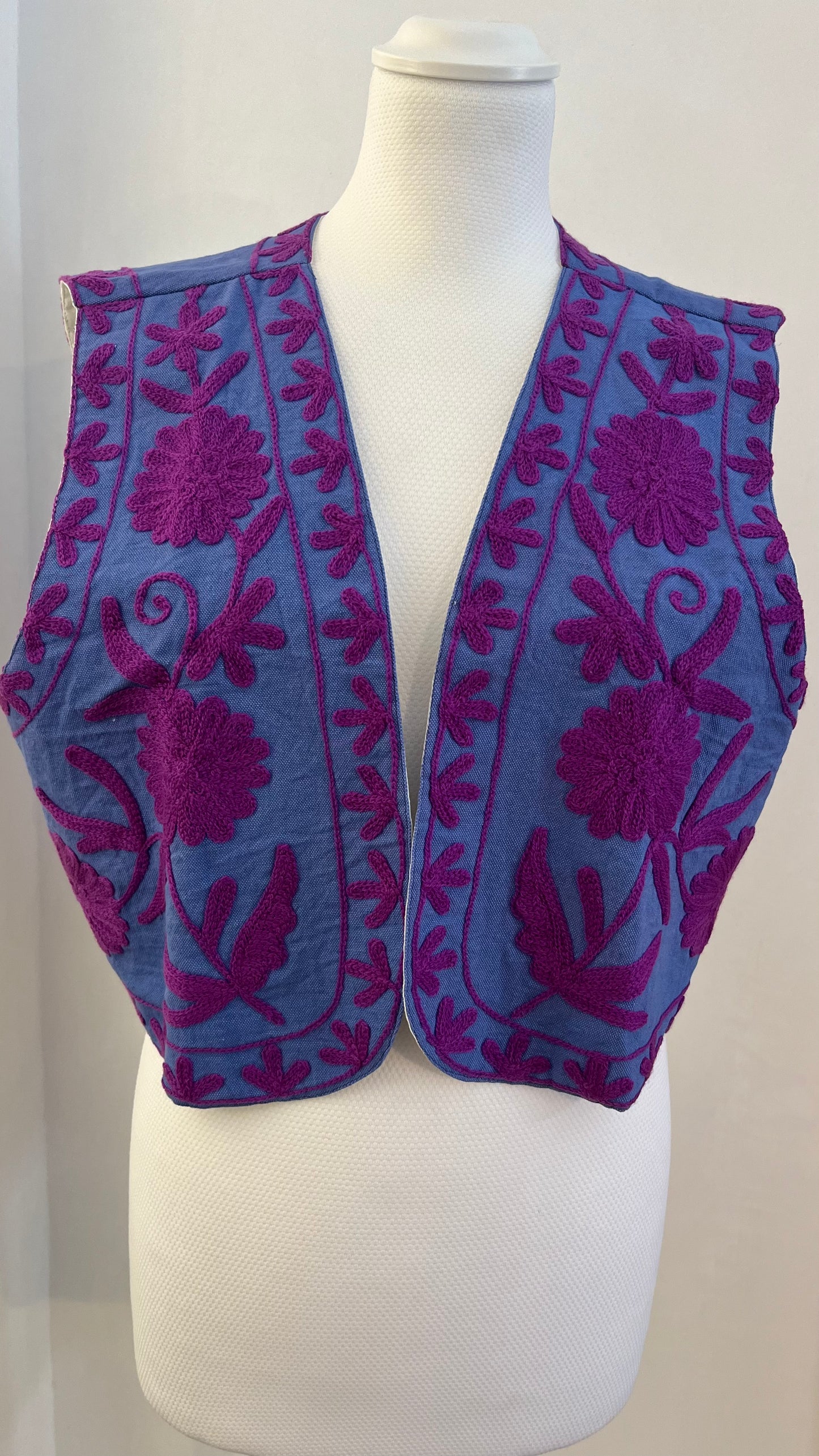 Mini gilet di cotone ricamato