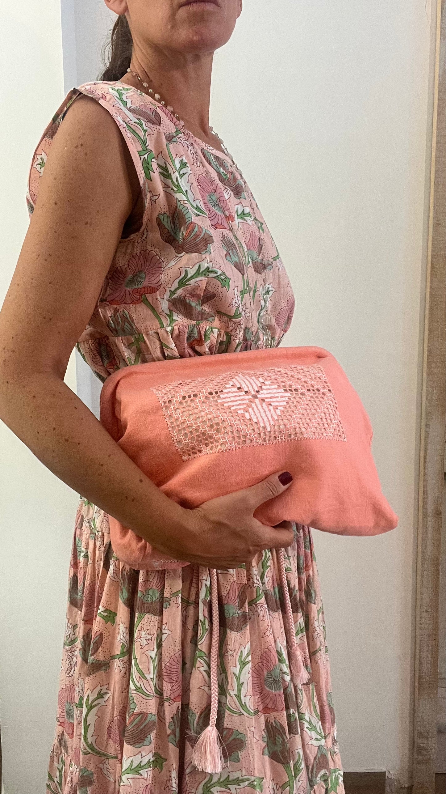 Clutch di cotone ricamata