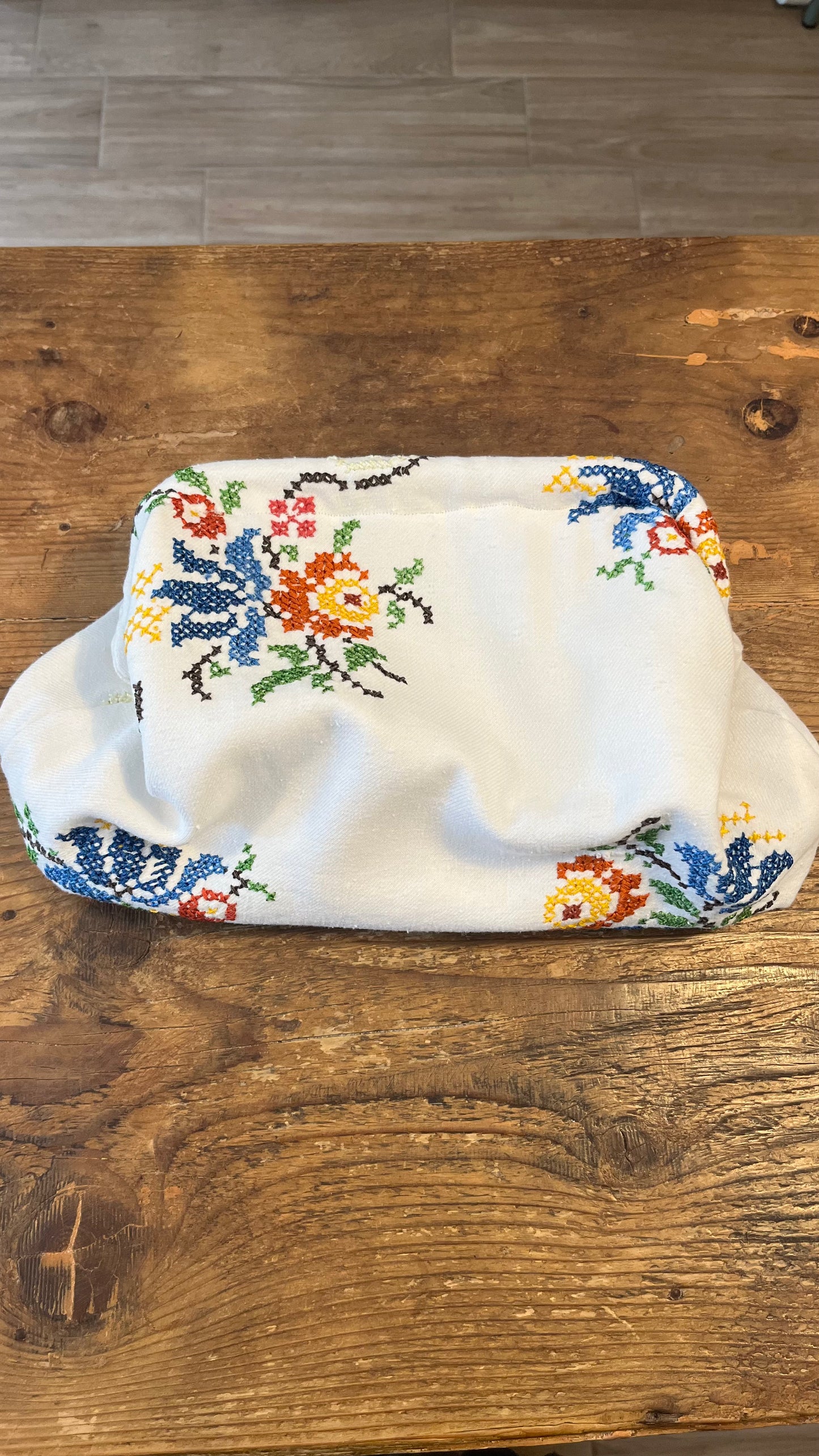 Clutch di cotone ricamata