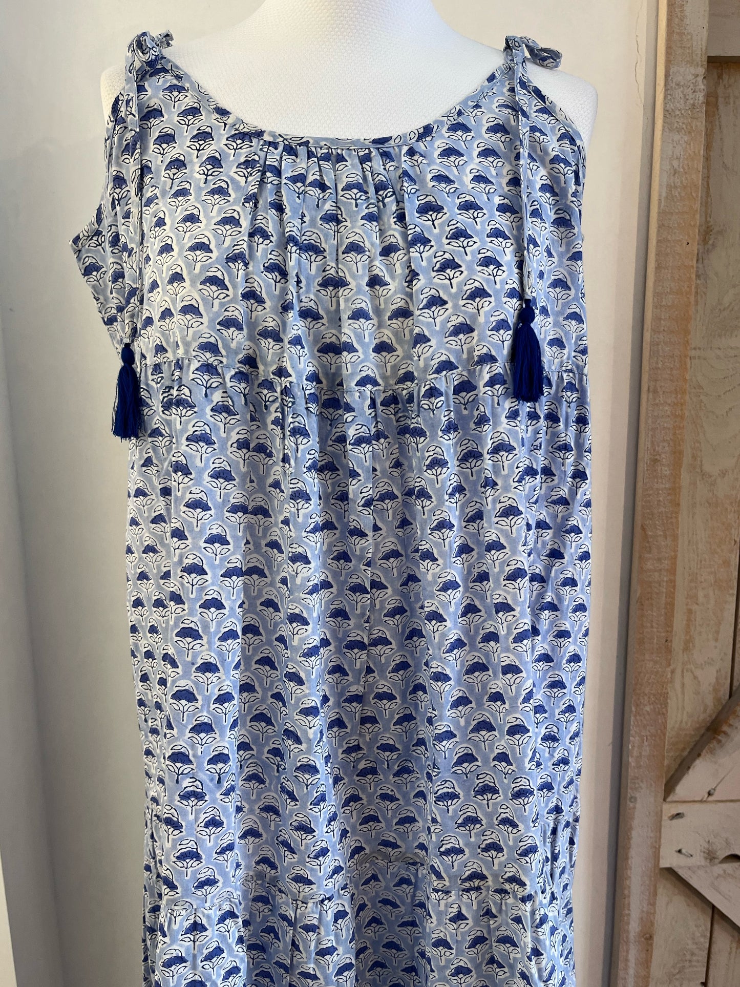Blossom dress with thin straps and hand-printed tassels