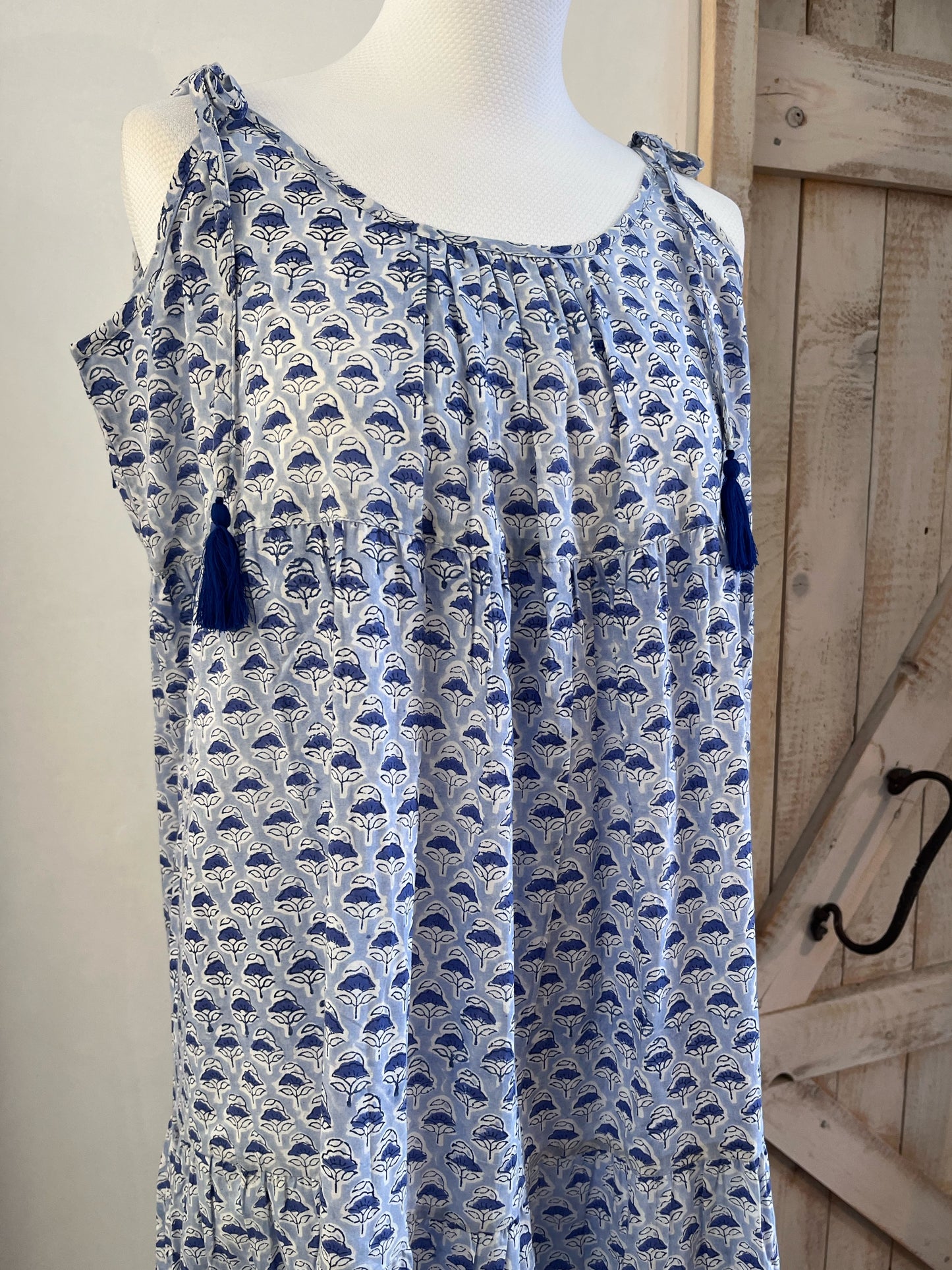 Blossom dress with thin straps and hand-printed tassels