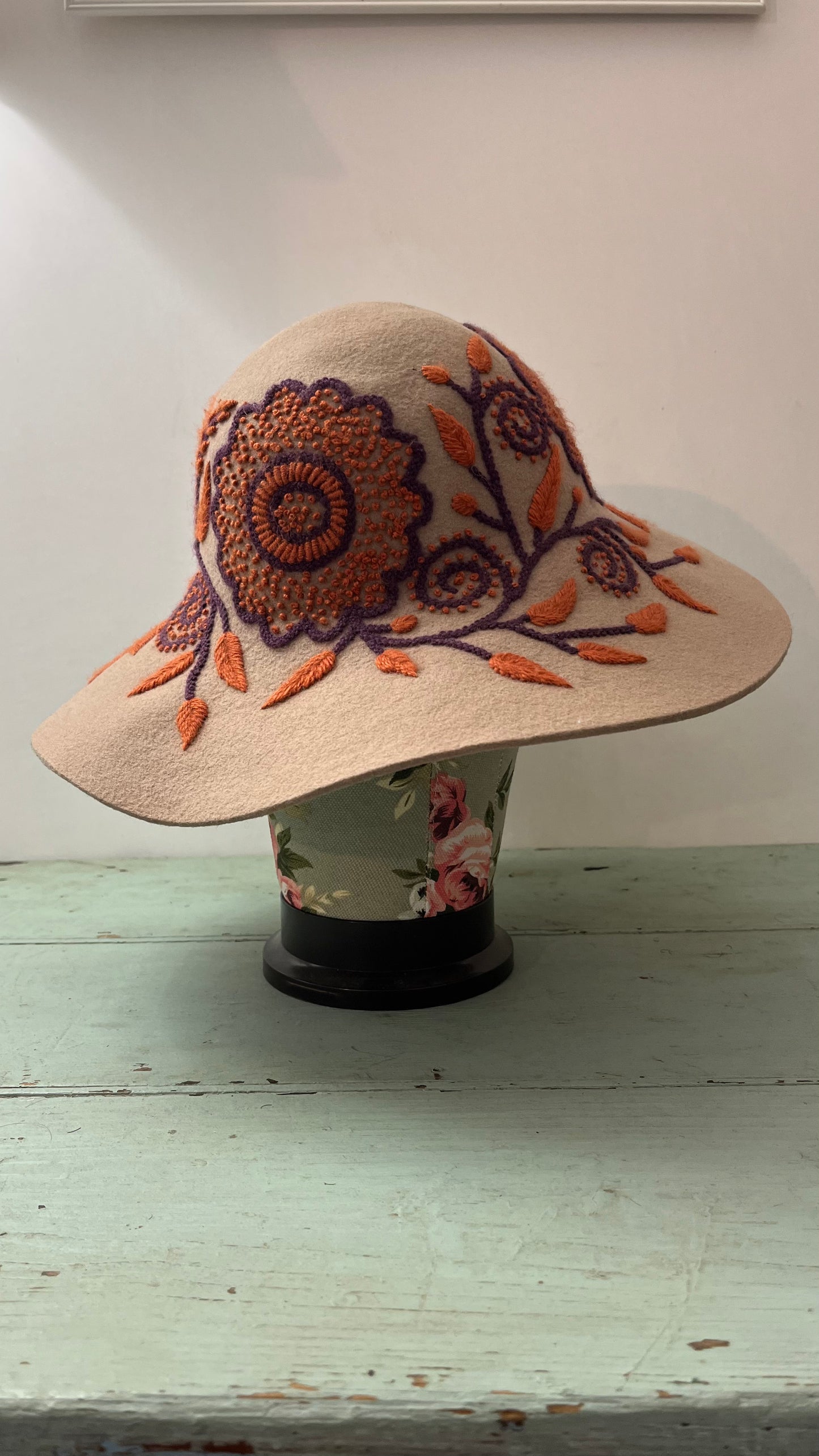 Maxi cappello di feltro ricamato a mano