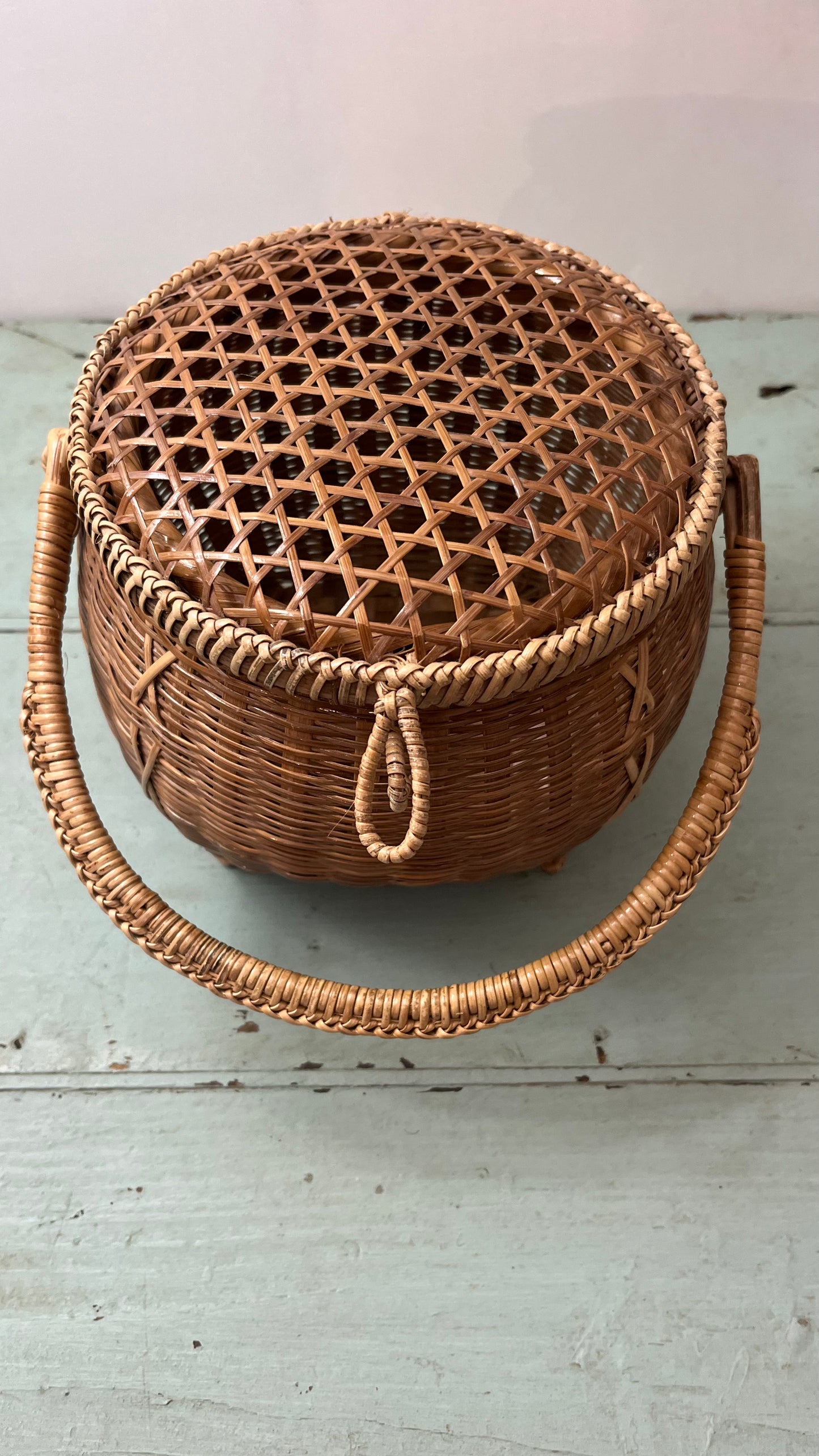 Cestino di paglia intrecciata a mano
