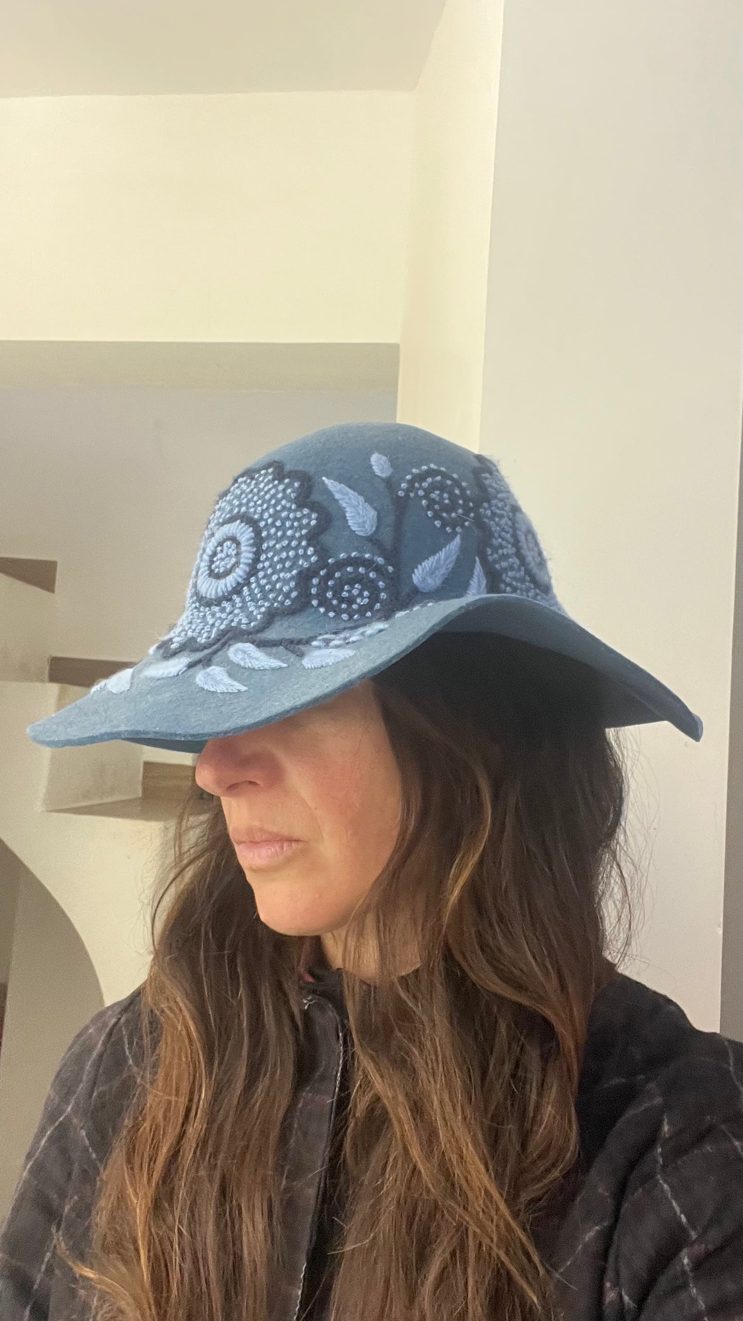 Maxi cappello di feltro ricamato a mano