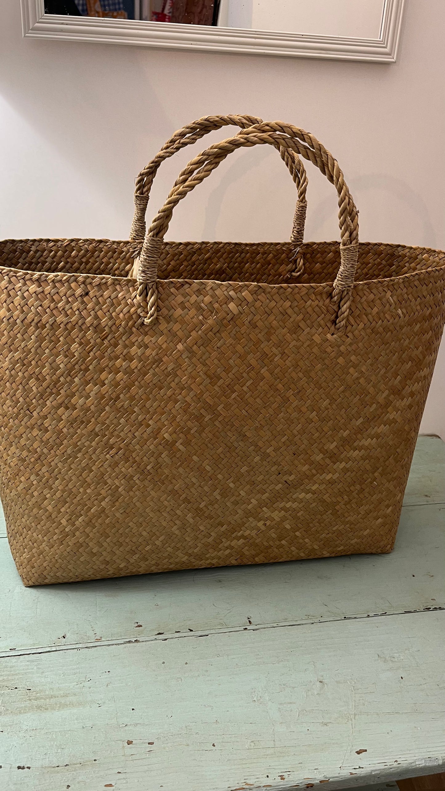 Shopper di paglia intrecciata a mano