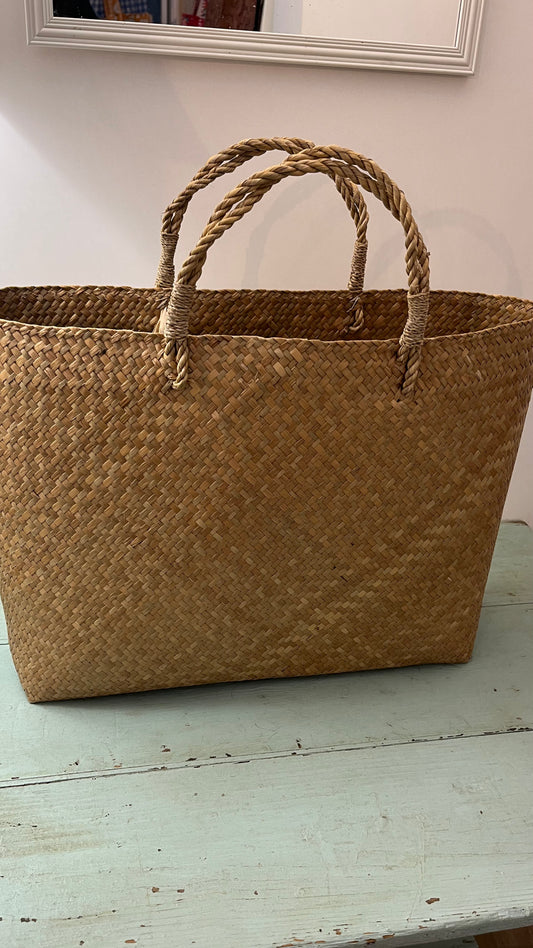 Shopper di paglia intrecciata a mano