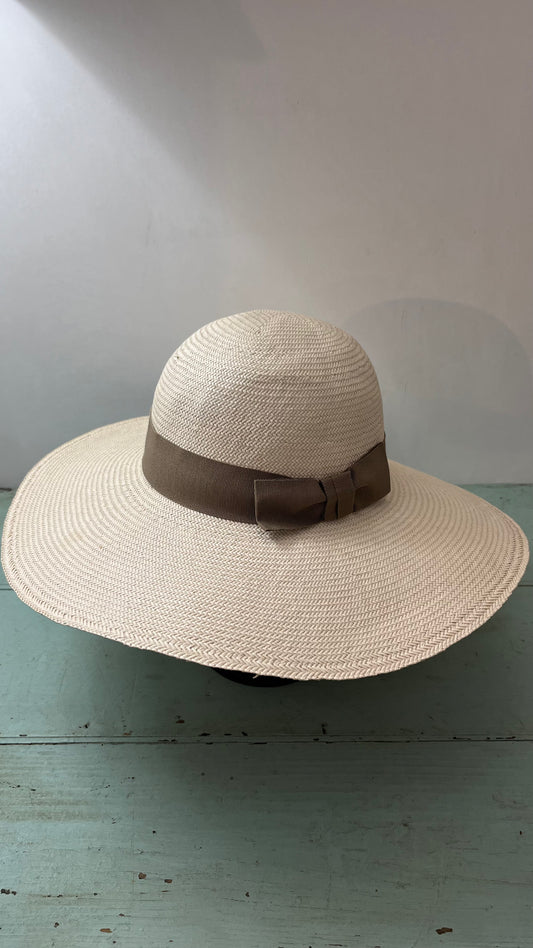 Maxi cappello di paglia