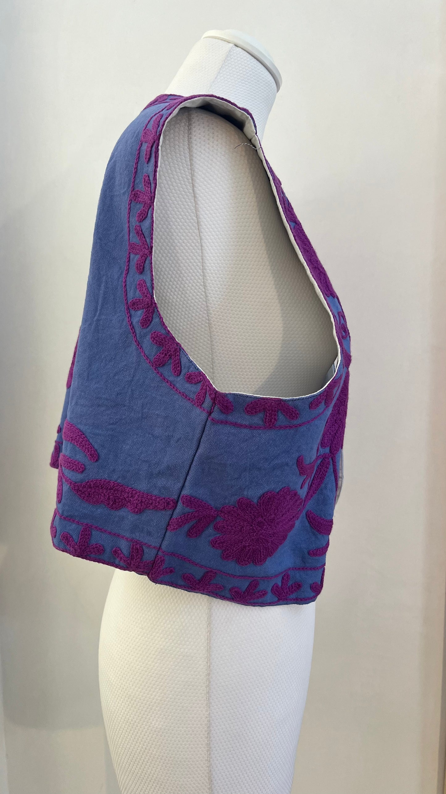 Mini gilet di cotone ricamato