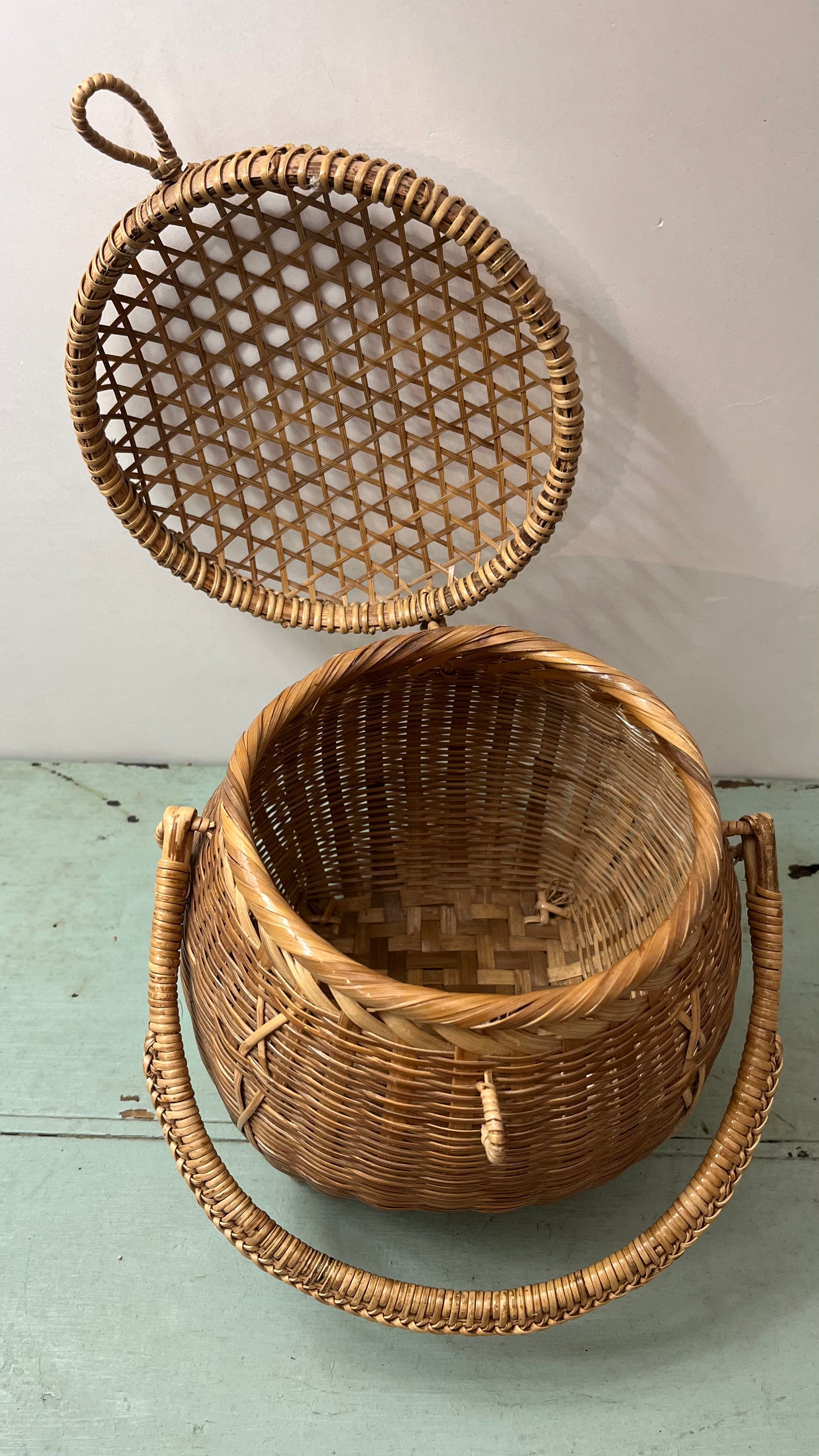 Cestino di paglia intrecciata a mano