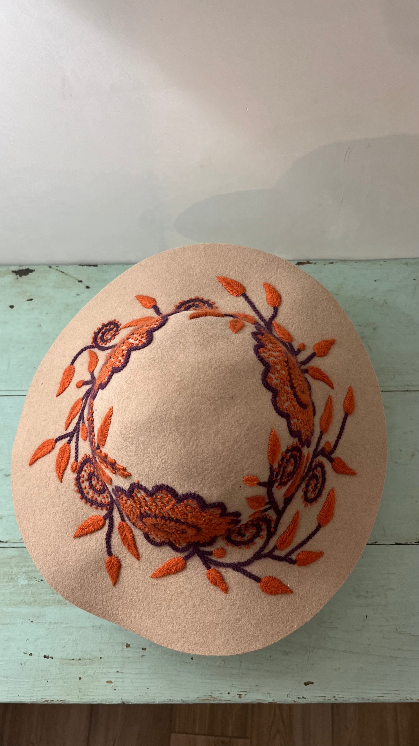 Maxi cappello di feltro ricamato a mano