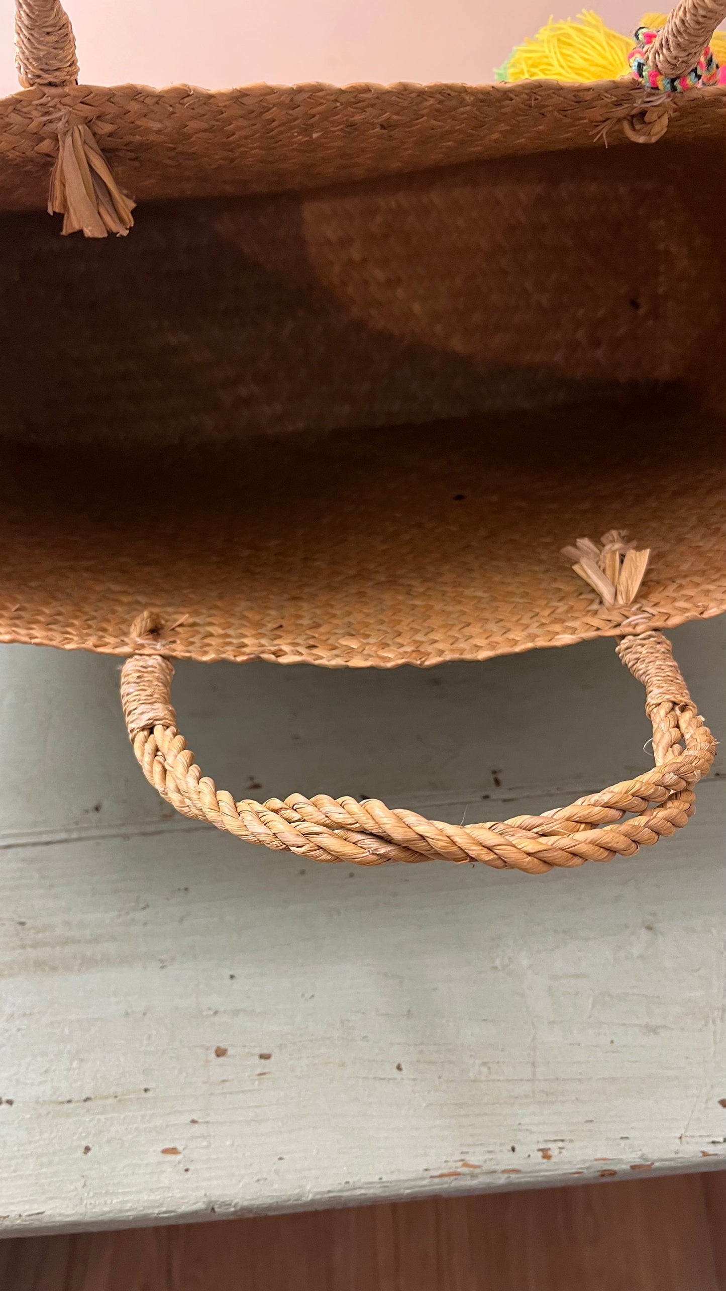 Shopper di paglia intrecciata a mano