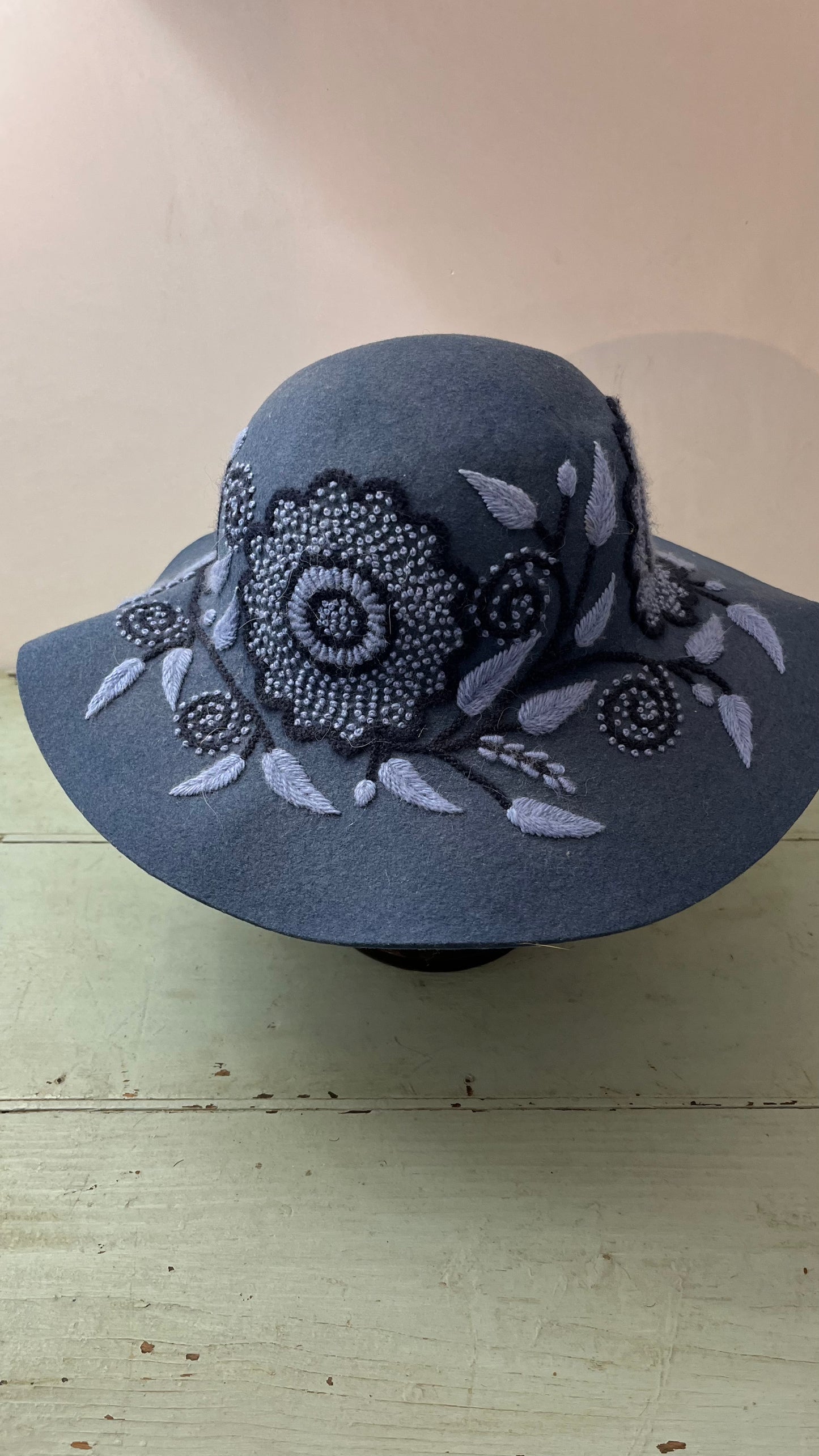 Maxi cappello di feltro ricamato a mano