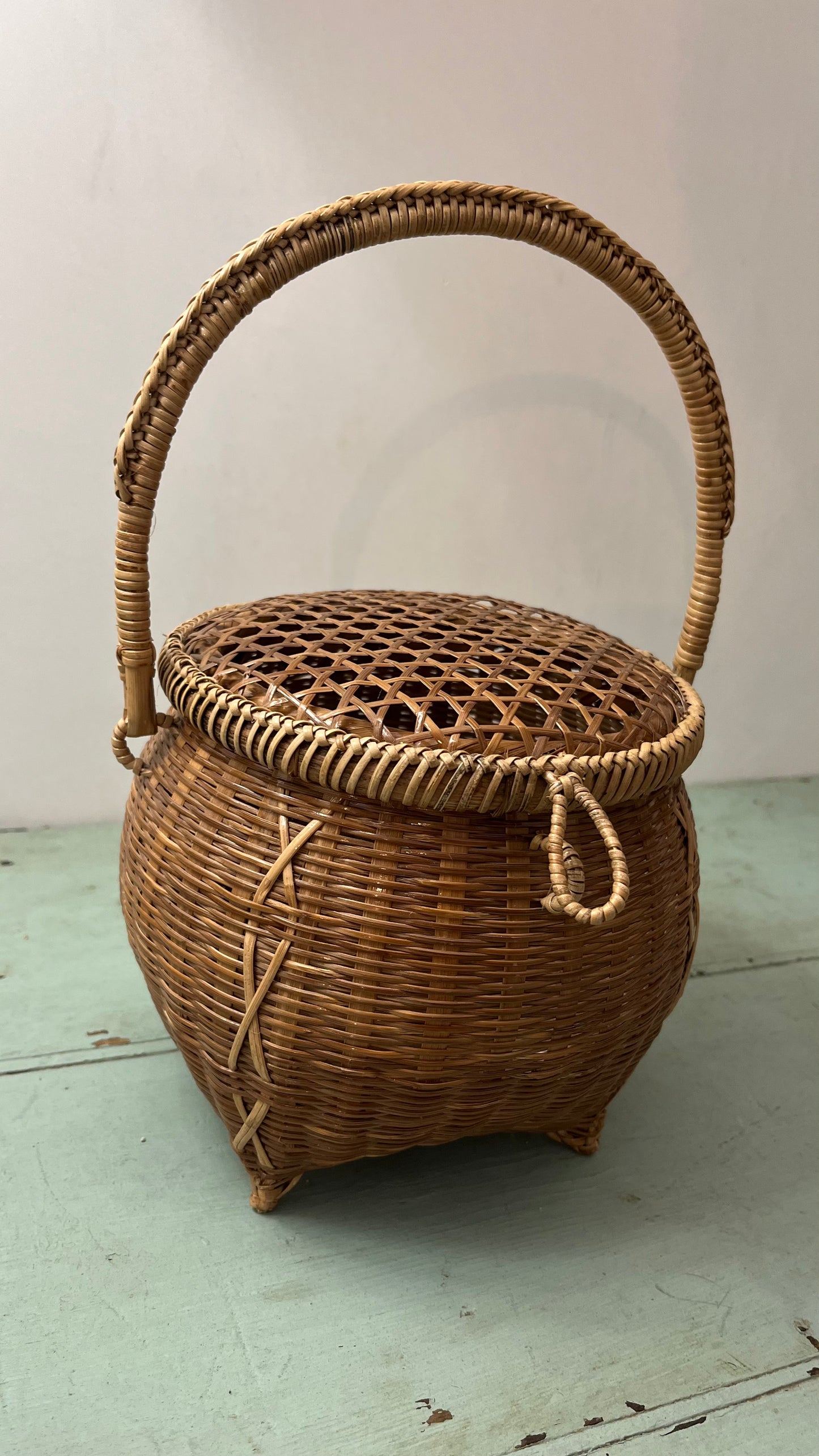 Cestino di paglia intrecciata a mano