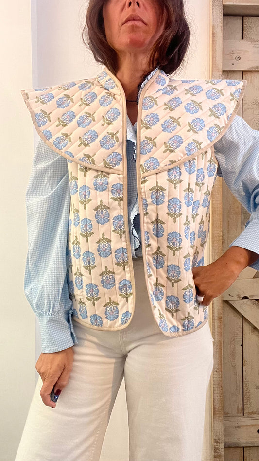 Gilet stampato con maxi collo