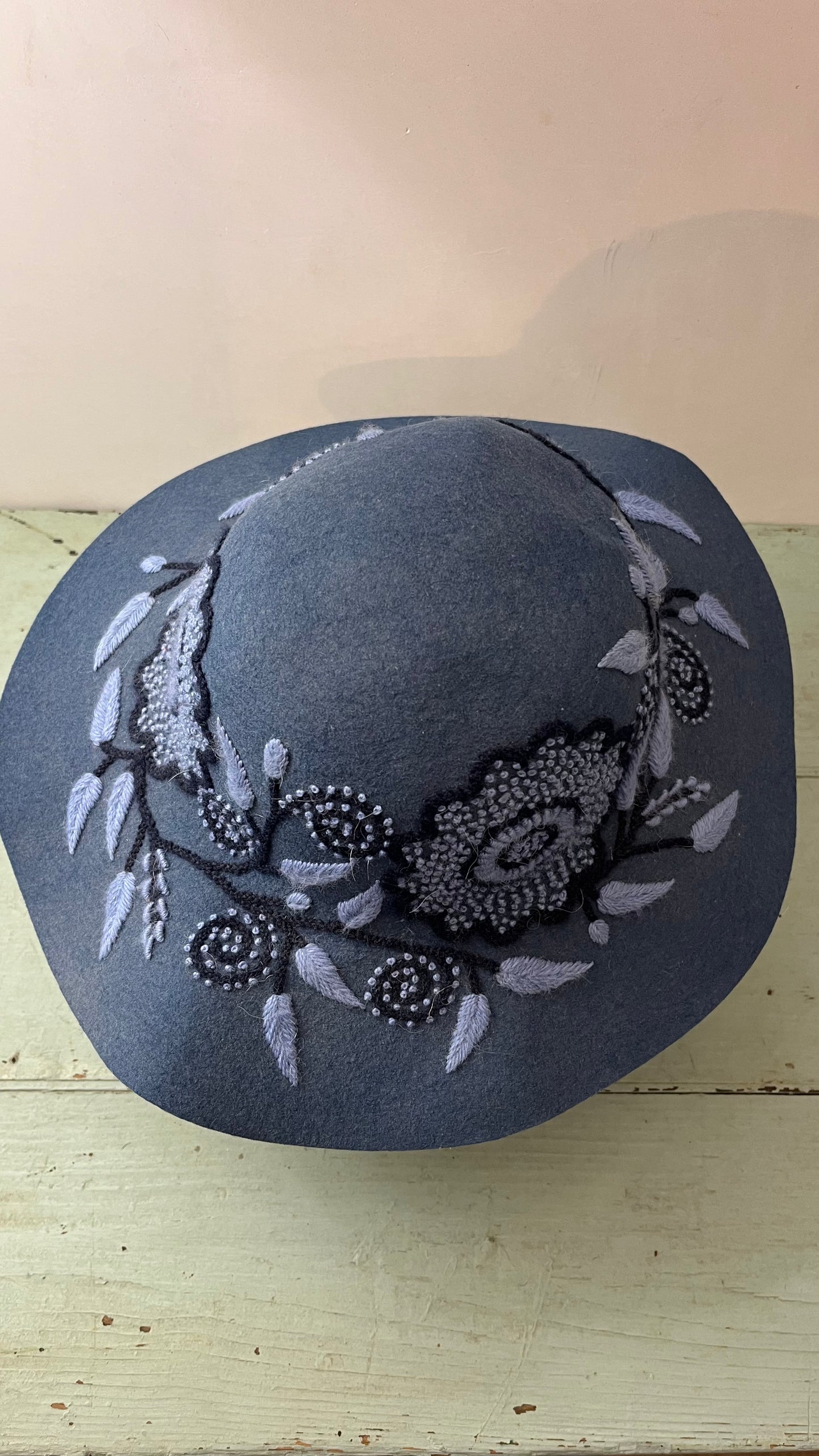 Maxi cappello di feltro ricamato a mano