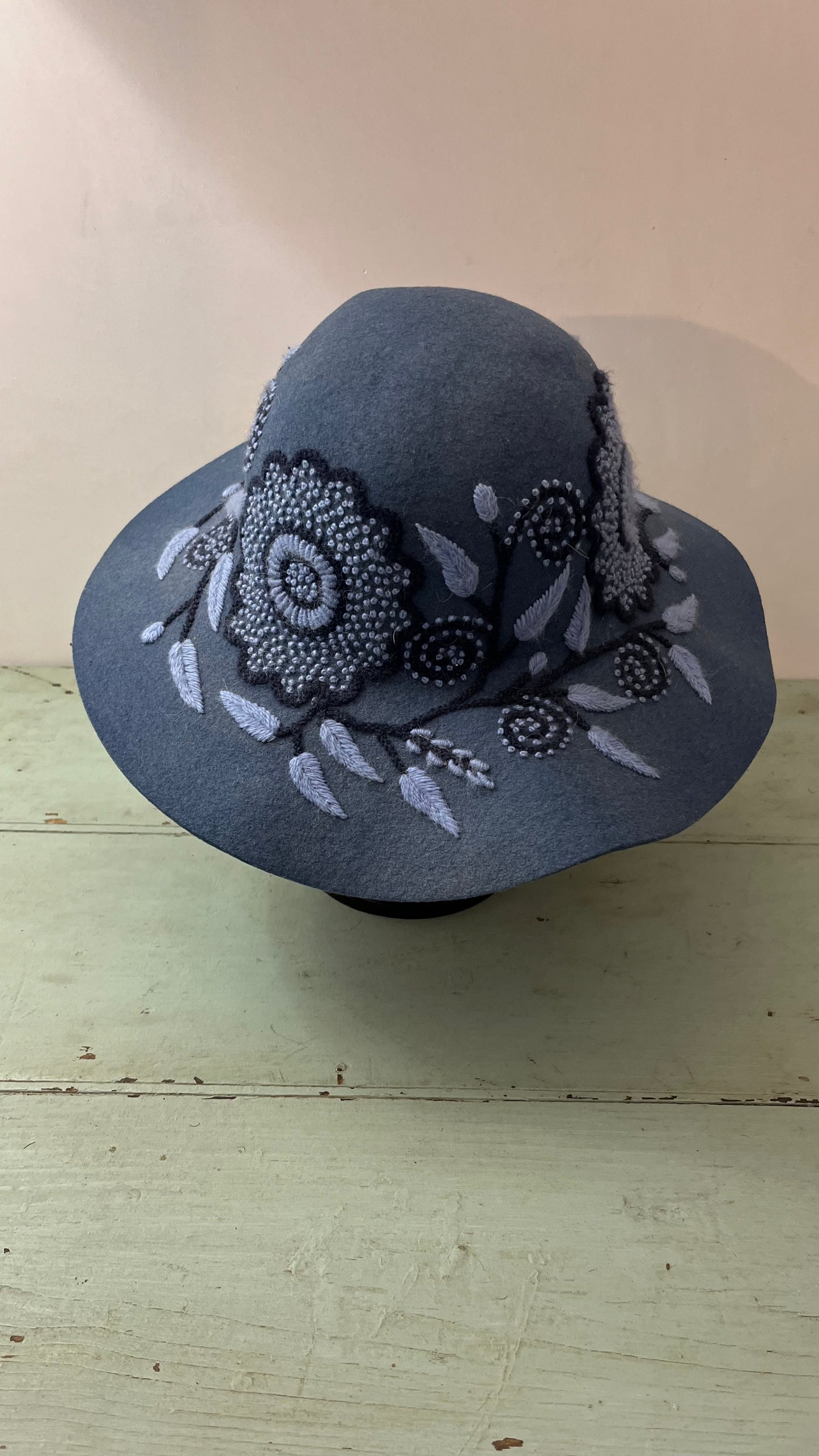 Maxi cappello di feltro ricamato a mano