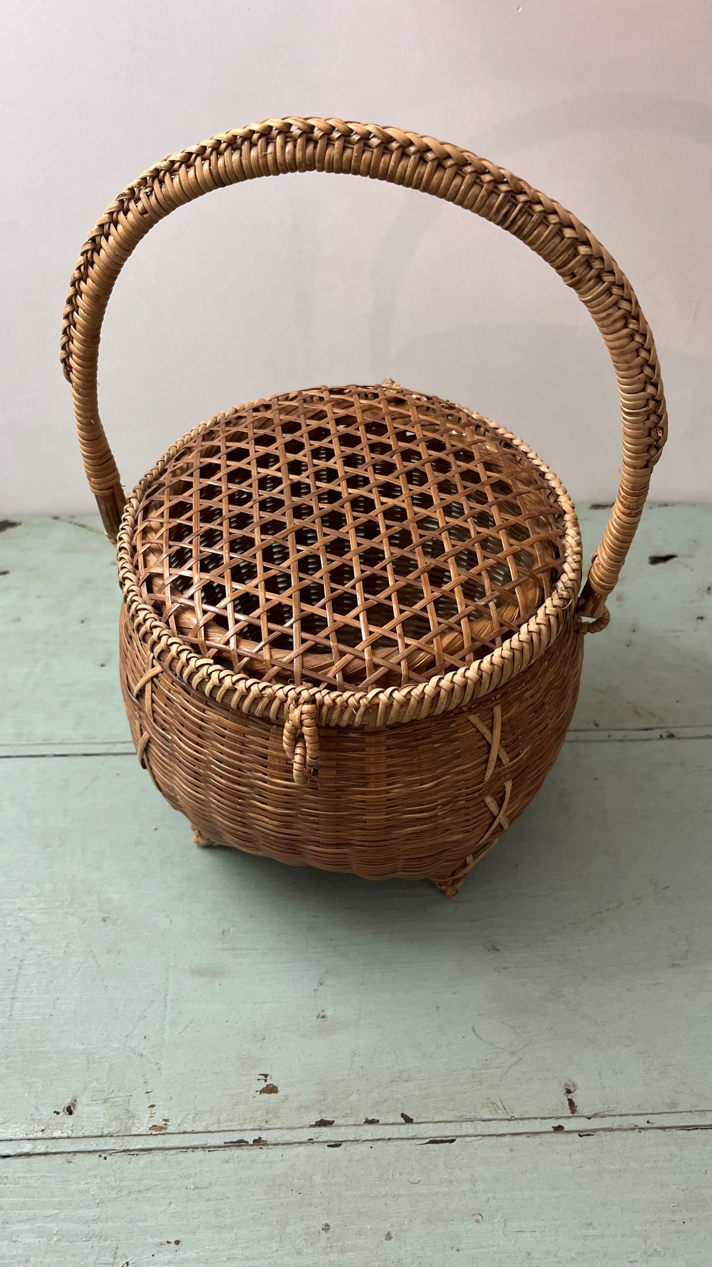 Cestino di paglia intrecciata a mano