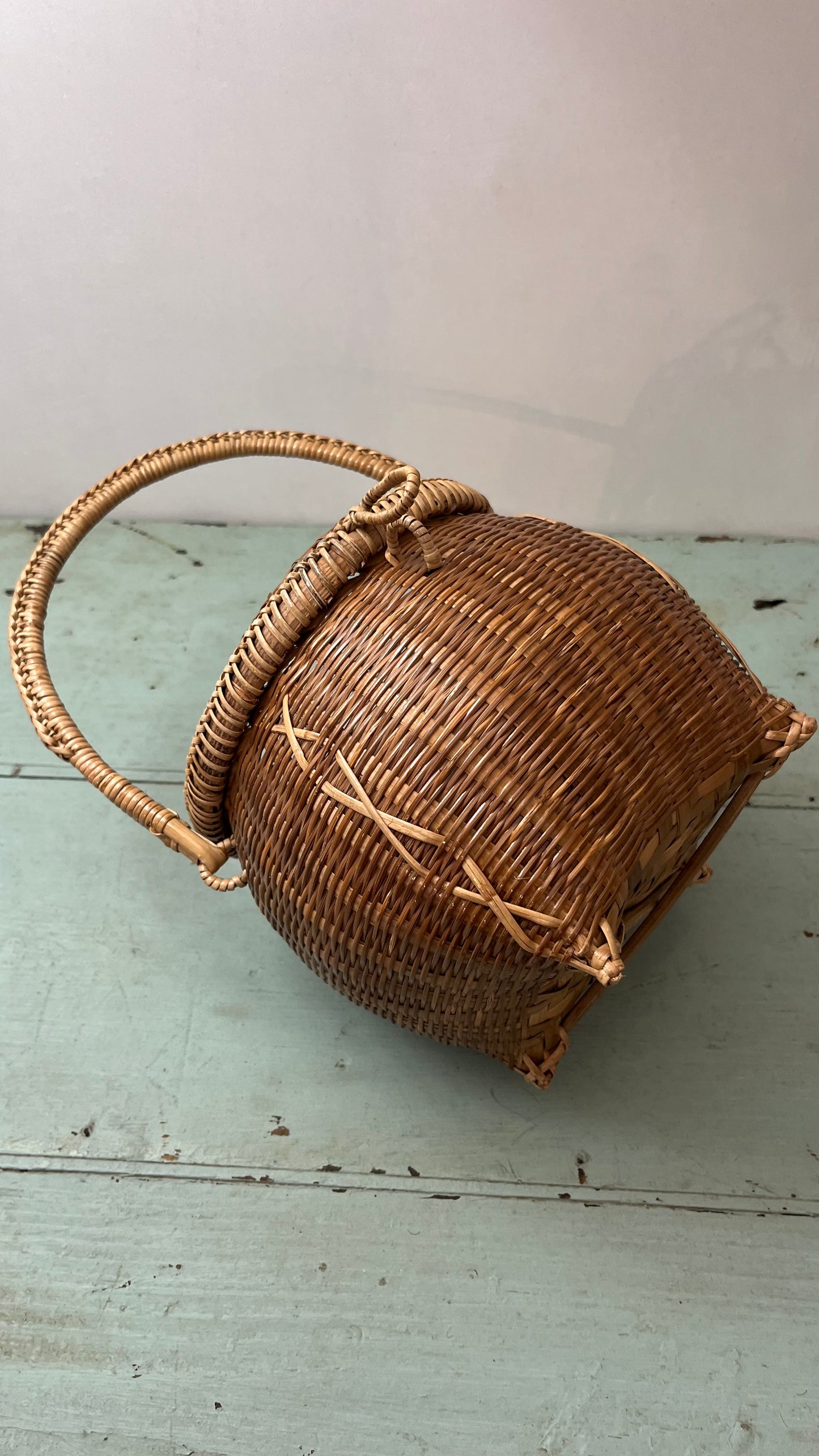 Cestino di paglia intrecciata a mano