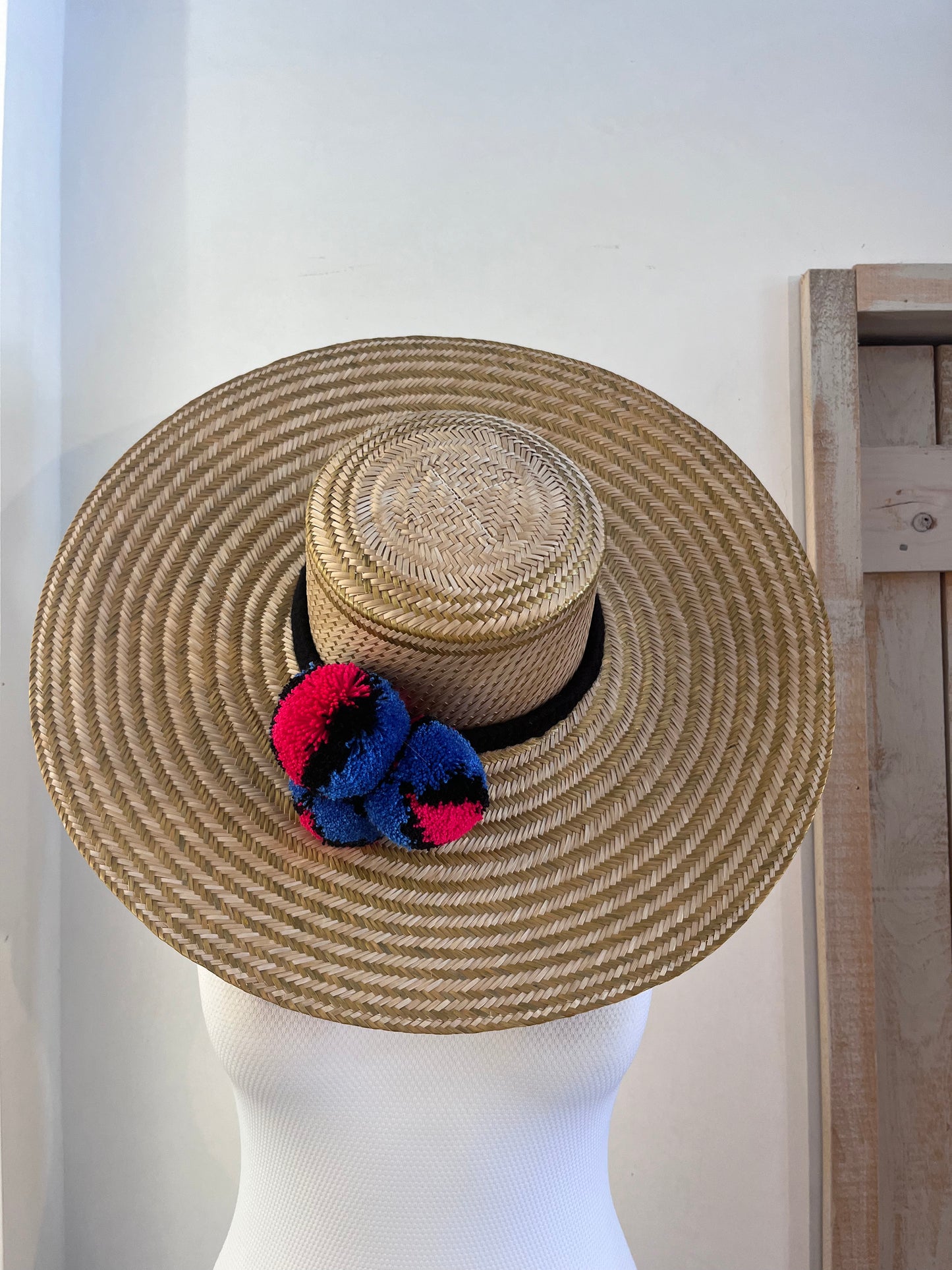 Maxi straw hat with pom-pon