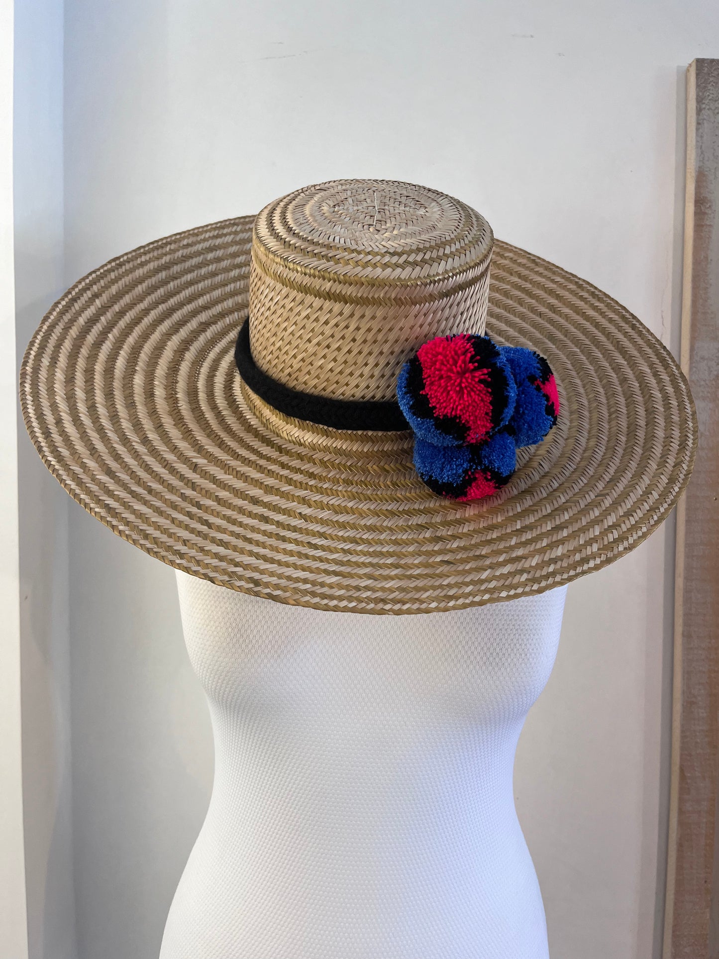 Maxi straw hat with pom-pon