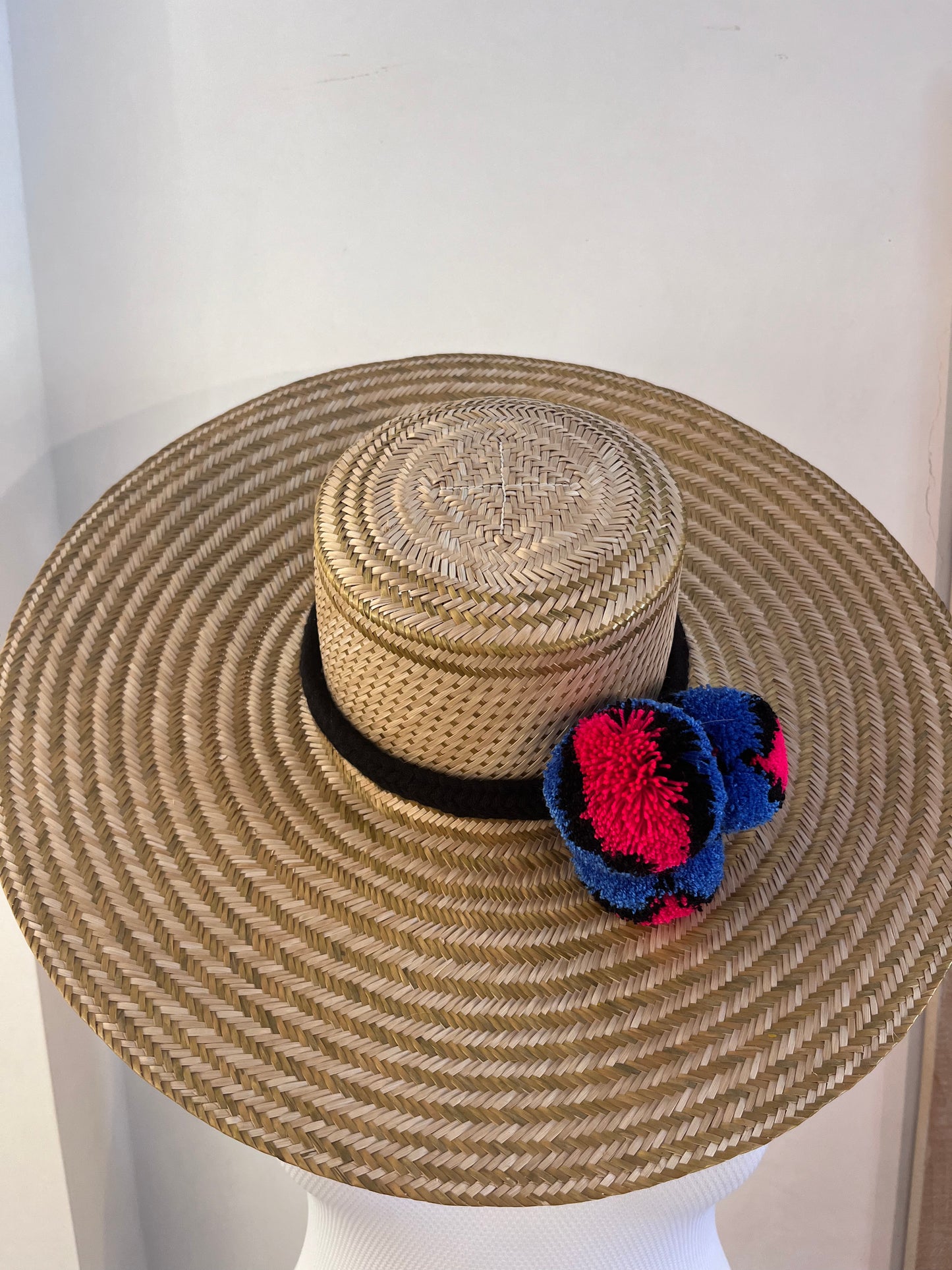 Maxi straw hat with pom-pon