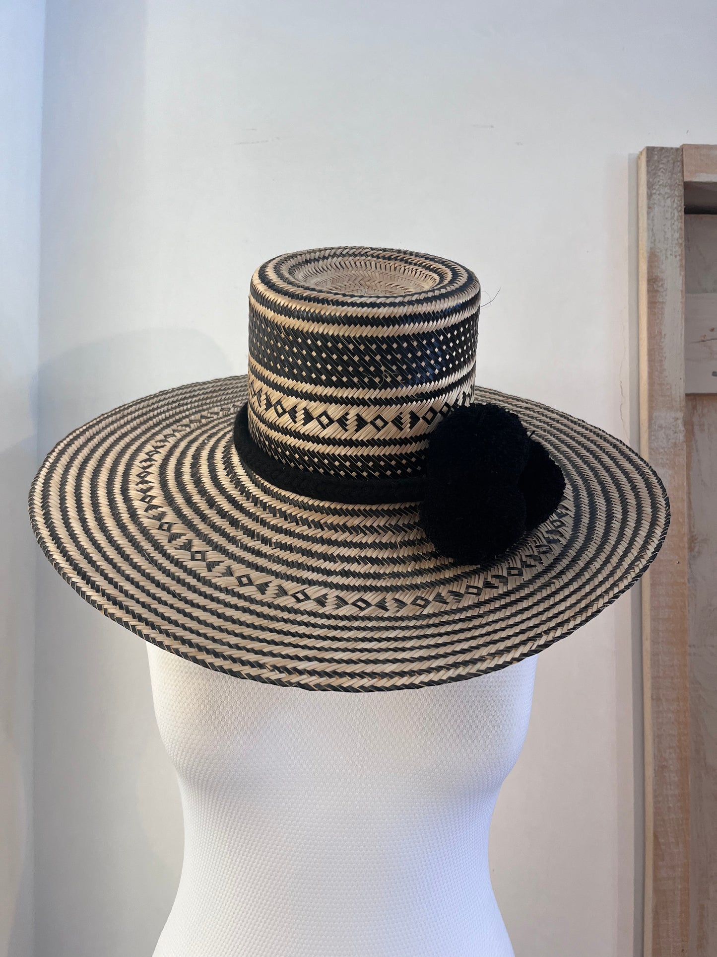 Maxi straw hat with pom-pon