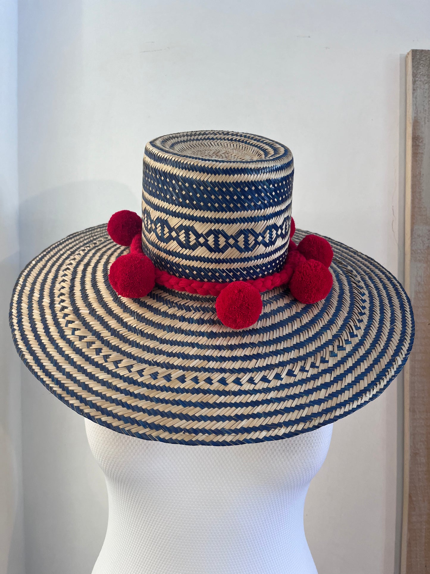 Maxi straw hat with pom-pon