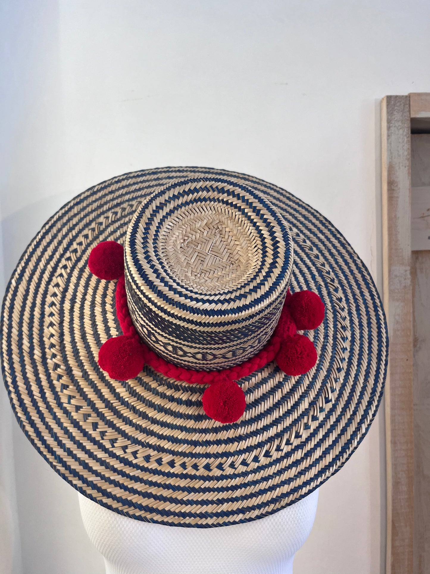 Maxi straw hat with pom-pon