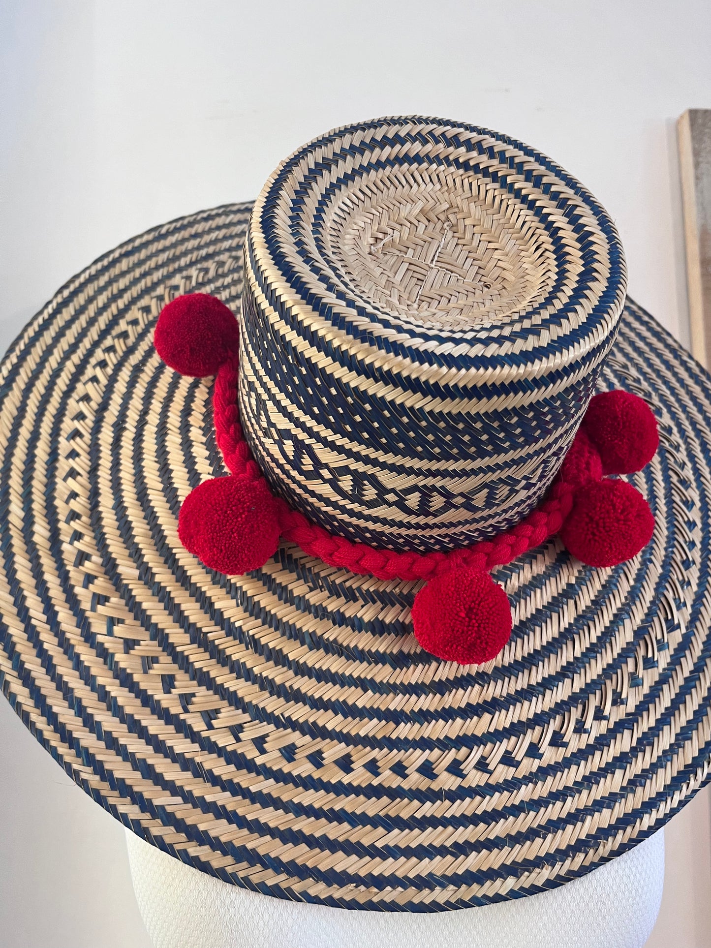 Maxi straw hat with pom-pon