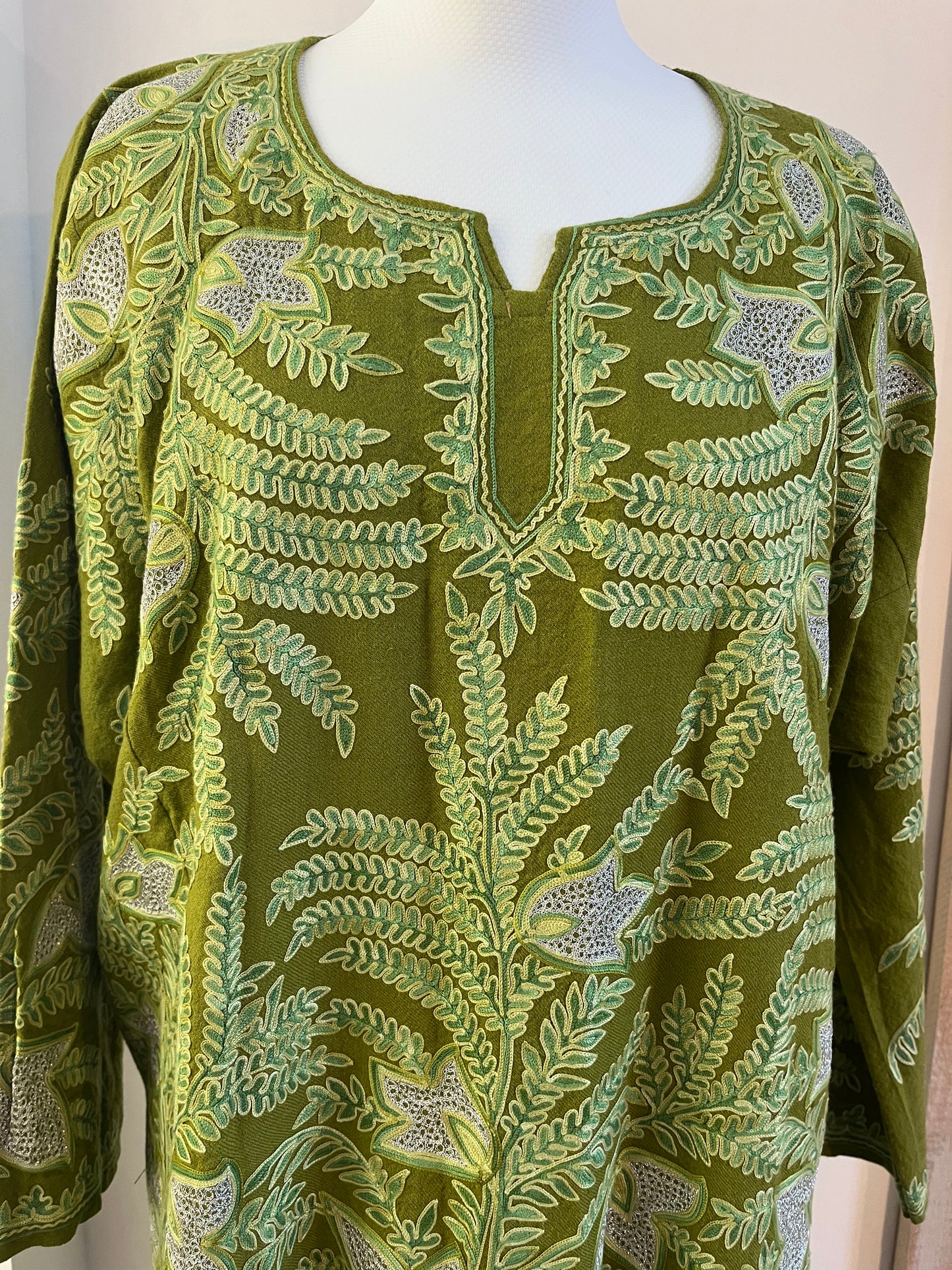 Wool kaftan with hand embroideries