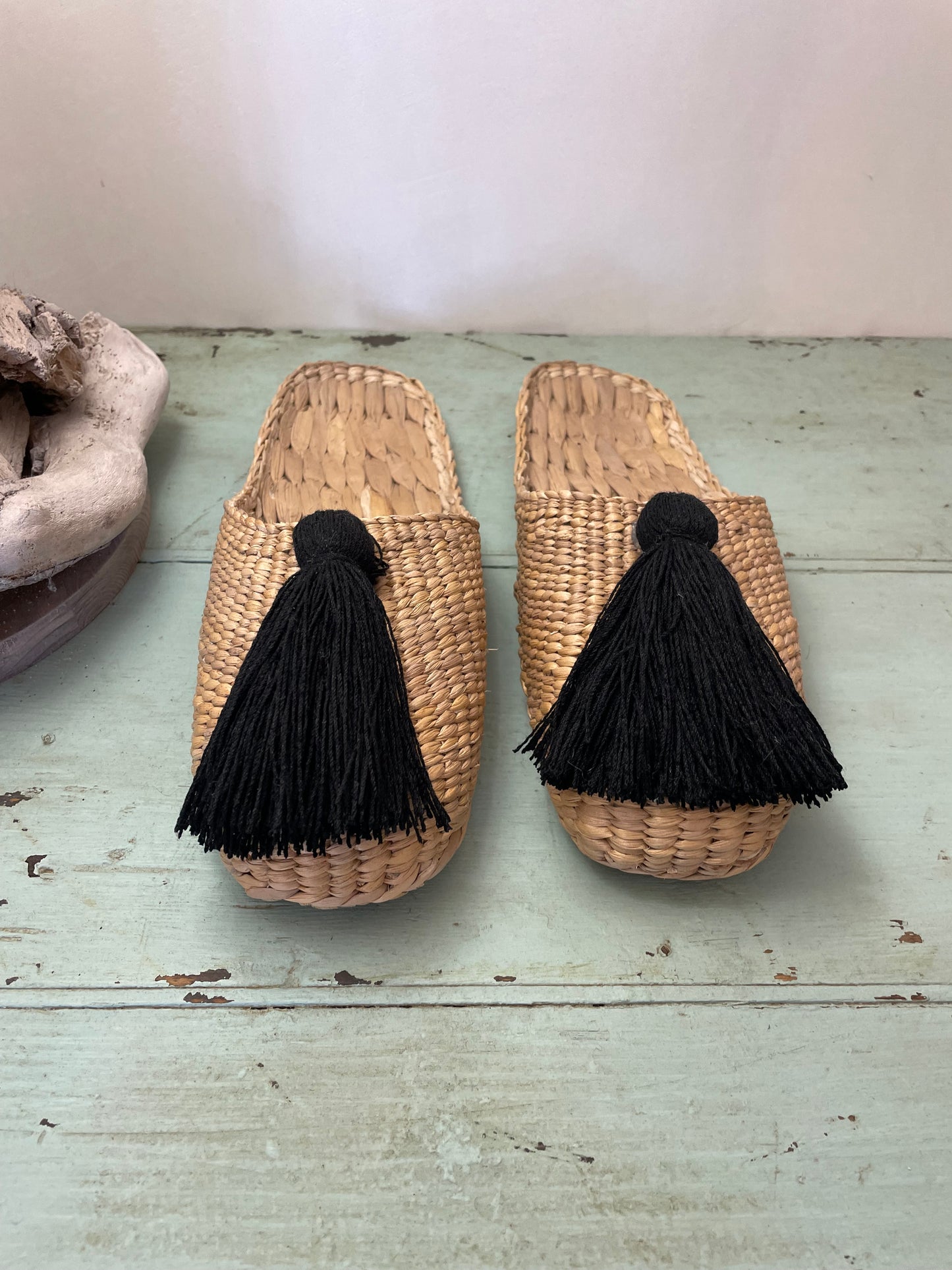 Straw slippers with pom-poms