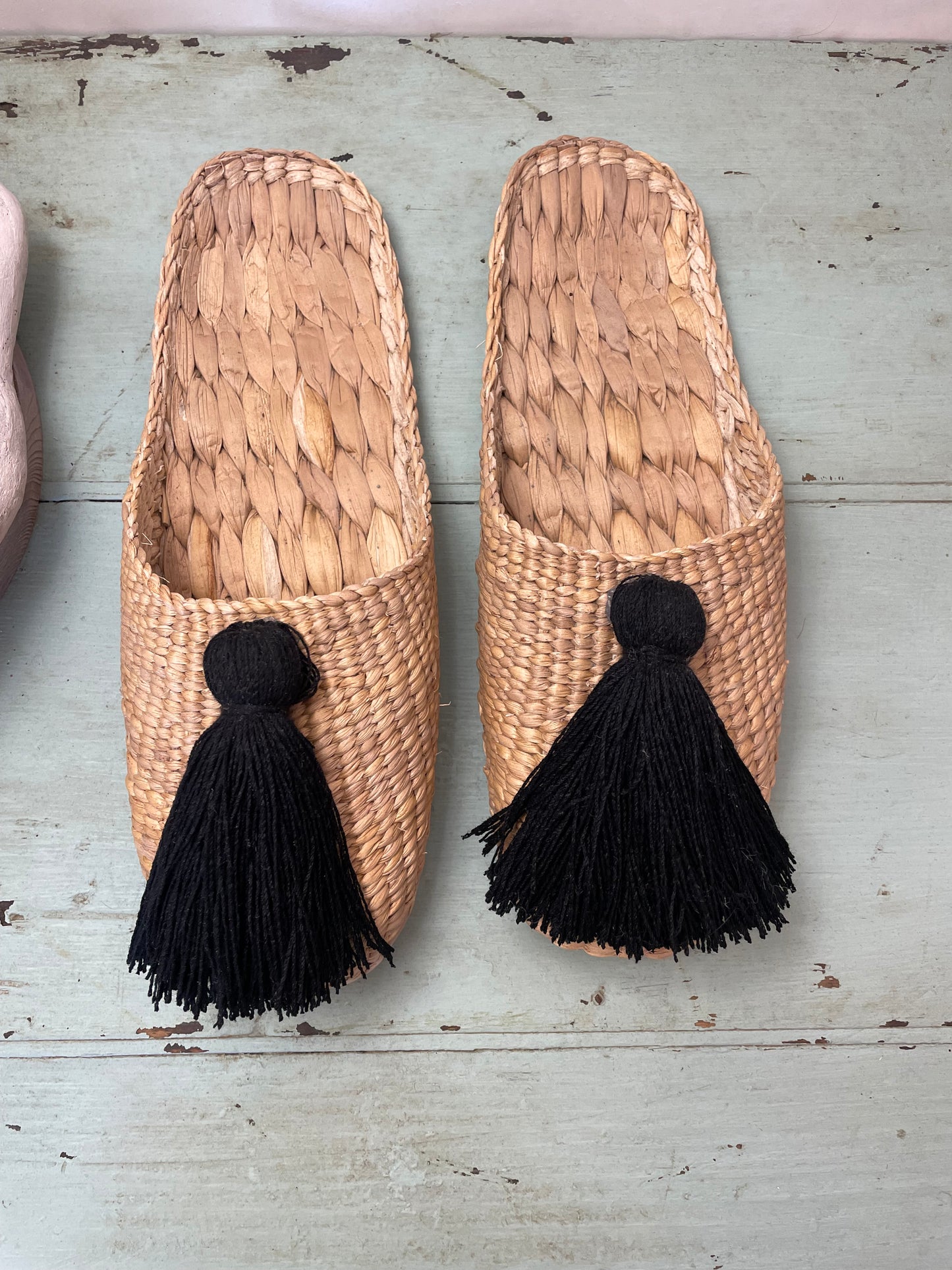 Straw slippers with pom-poms