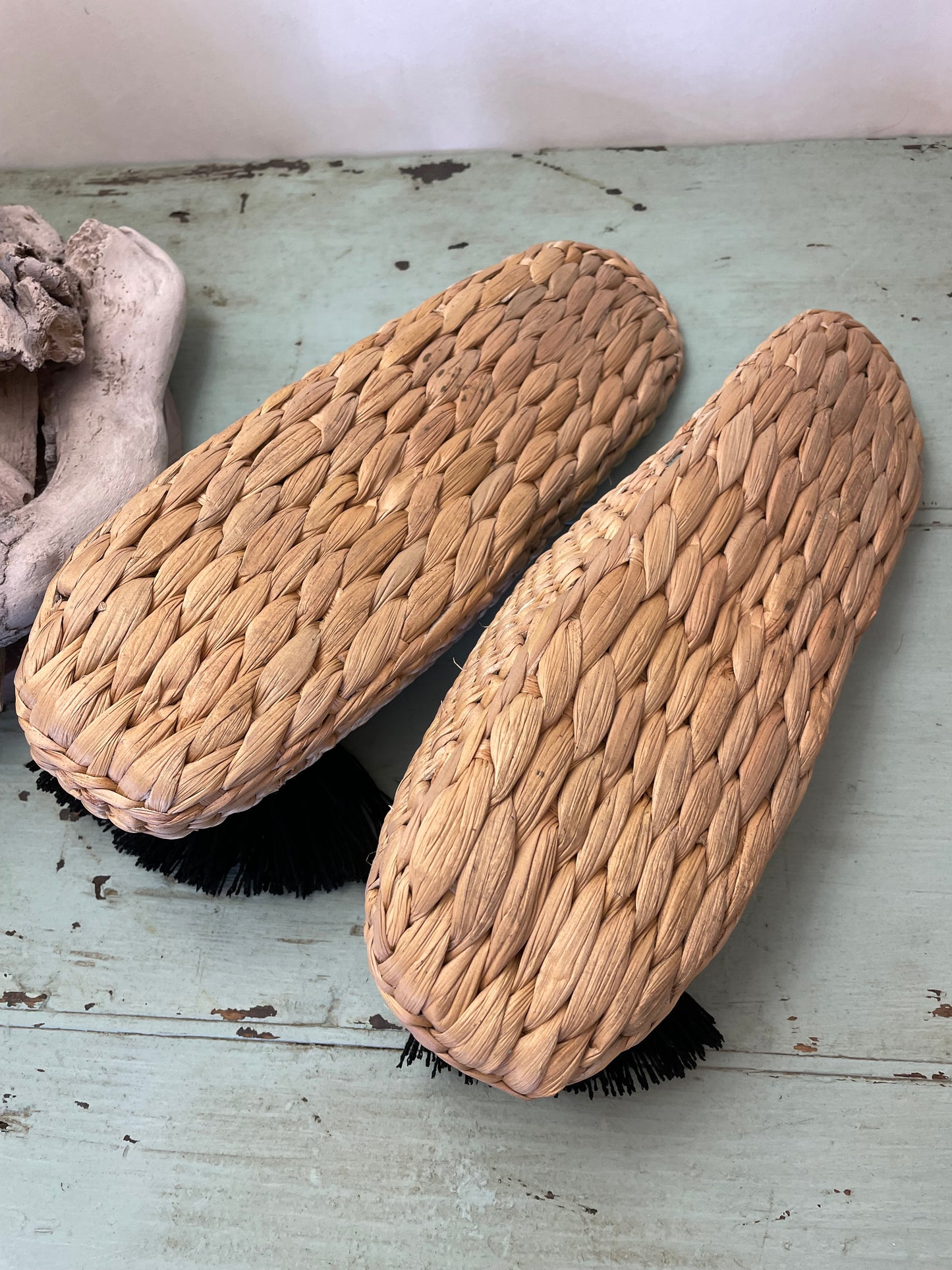 Straw slippers with pom-poms